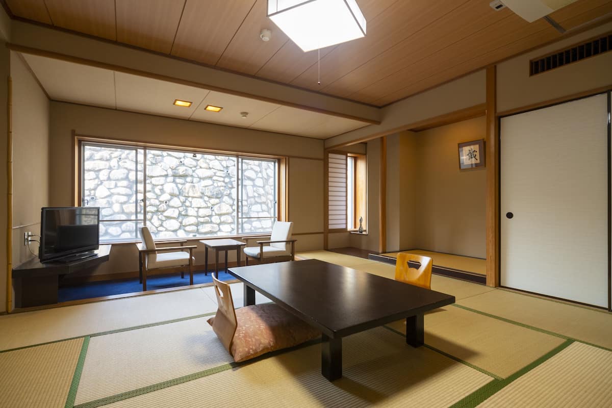 Run of the House (Room type selected at check-in by the Hotel), Non Smoking | In-room safe, WiFi (free), bed sheets