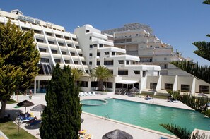 Indendørs pool, sæsonbestemt udendørs pool, liggestole
