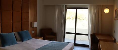 Superior Double Room, Park View | Desk, blackout drapes, soundproofing, free cribs/infant beds