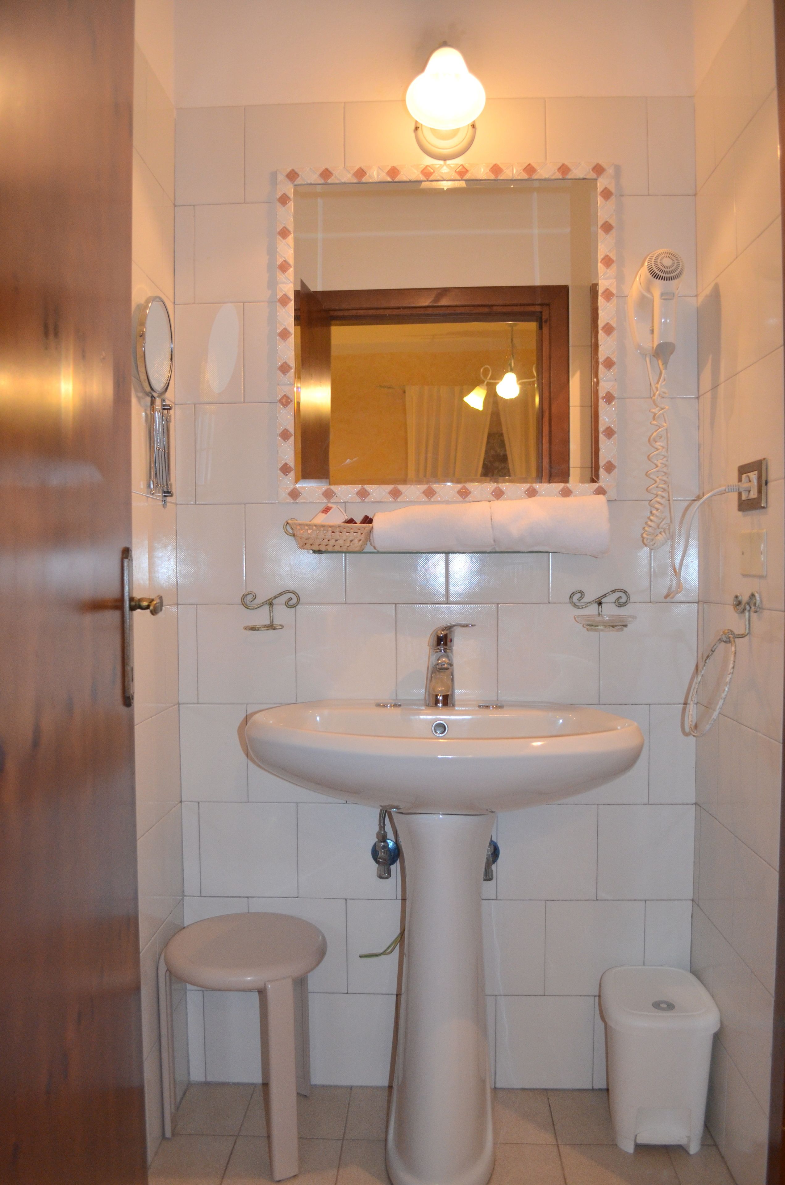 single room | bathroom | shower, free toiletries, hair dryer, bidet