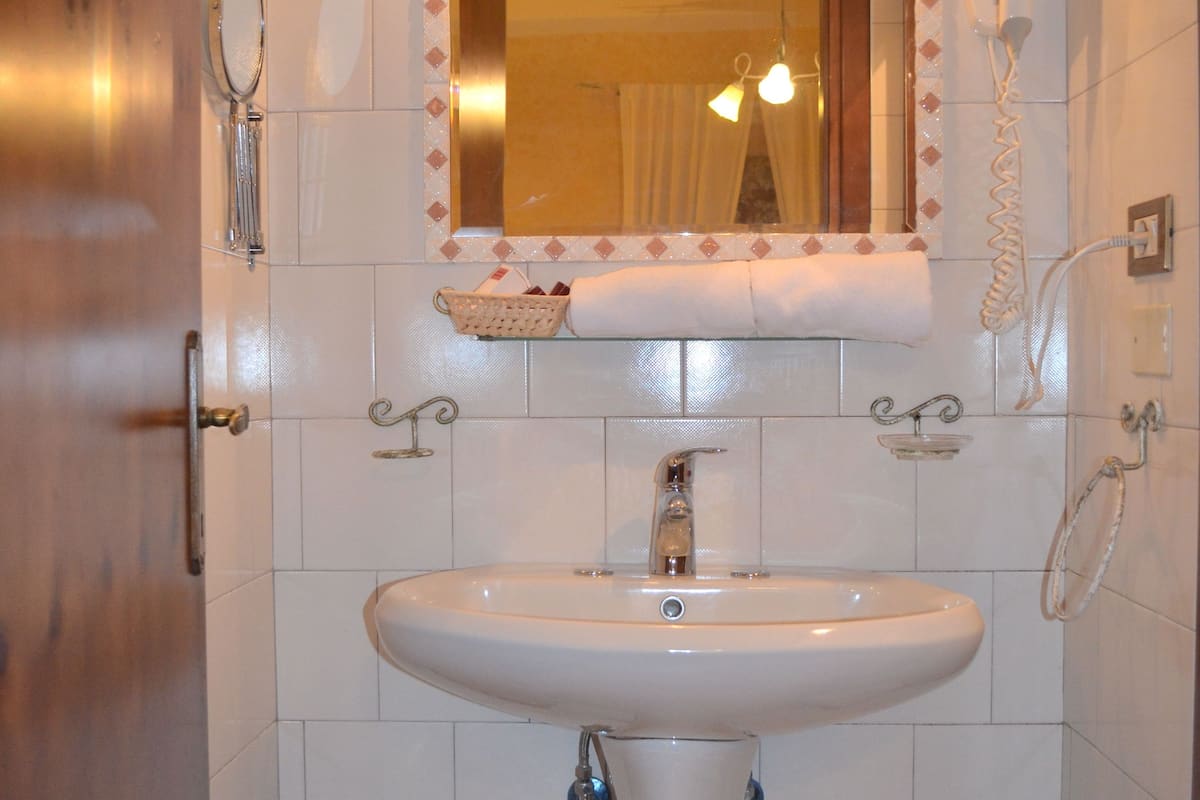 single room | bathroom | shower, free toiletries, hair dryer, bidet