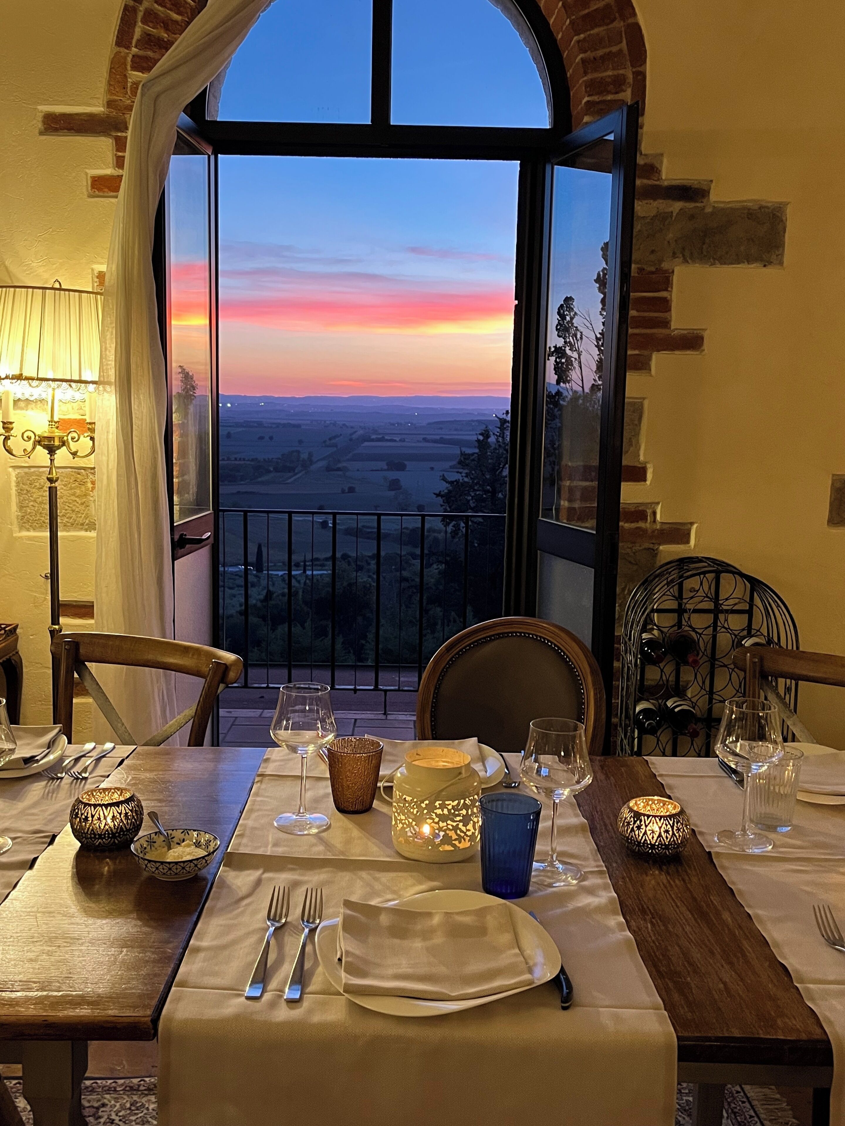Petit déjeuner et déjeuner servis sur place, spécialités Cuisine locale