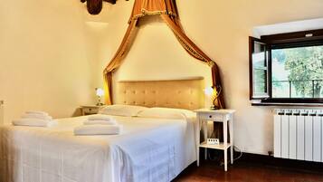 Tremannsrom – superior, 2 soverom, dalutsikt | Safe på rommet, skrivebord, blendingsgardiner og strykejern/-brett