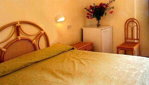 In-room safe, cots/infant beds, rollaway beds