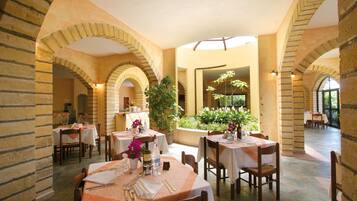 Breakfast, lunch, dinner served; Italian cuisine