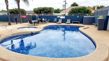 Piscine extérieure, chaises longues