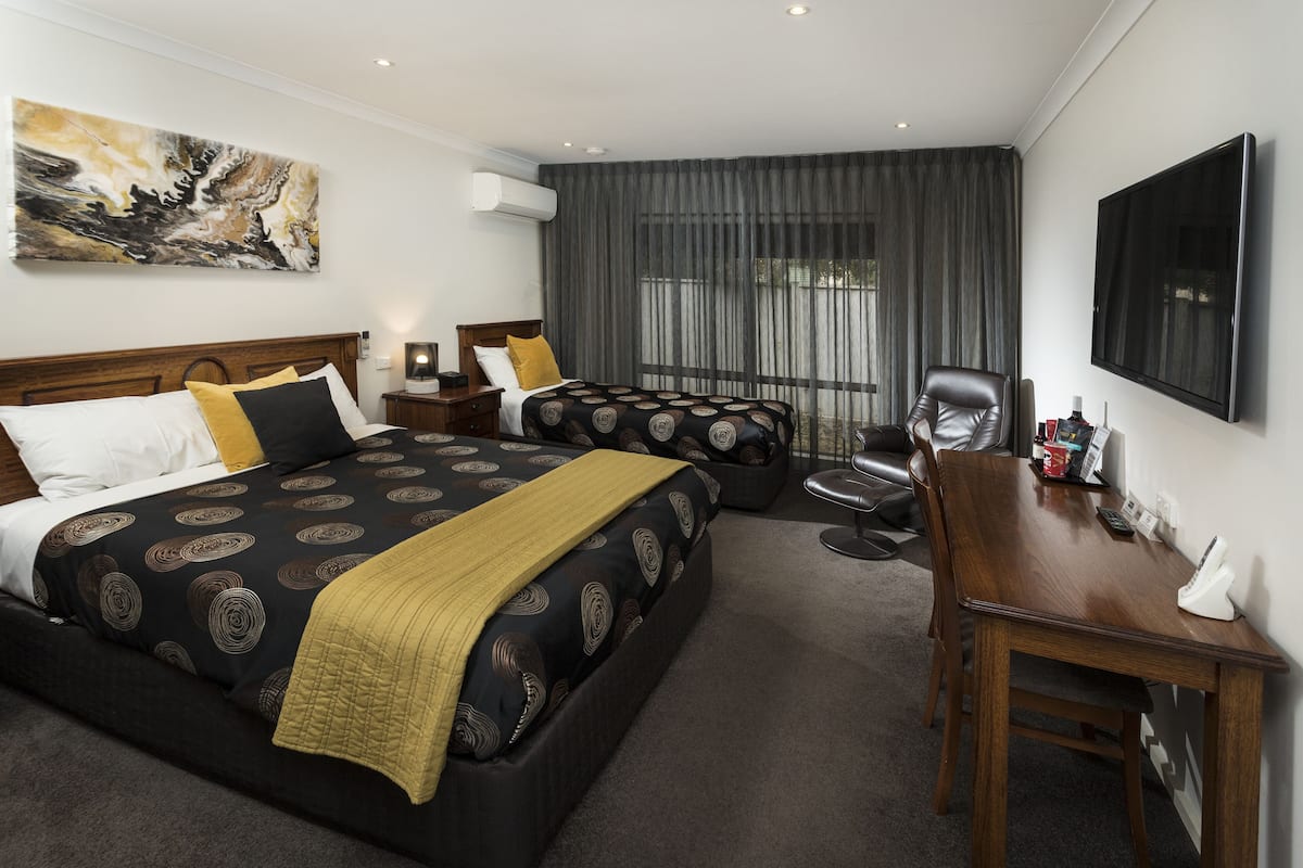 Executive Twin Room (1 Queen and 1 Twin Bed)
