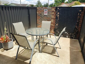 Executive Twin Room (1 Queen and 1 Twin Bed) | Courtyard view