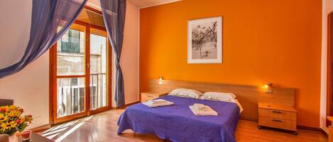 Minibar, individuell dekoriert, Schreibtisch, Verdunkelungsvorhänge