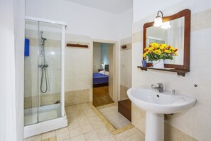 Toalettartikler (inkludert), hårføner, bidé og håndklær