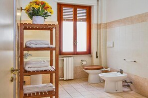 Articles de toilette gratuits, sèche-cheveux, bidet, serviettes fournies