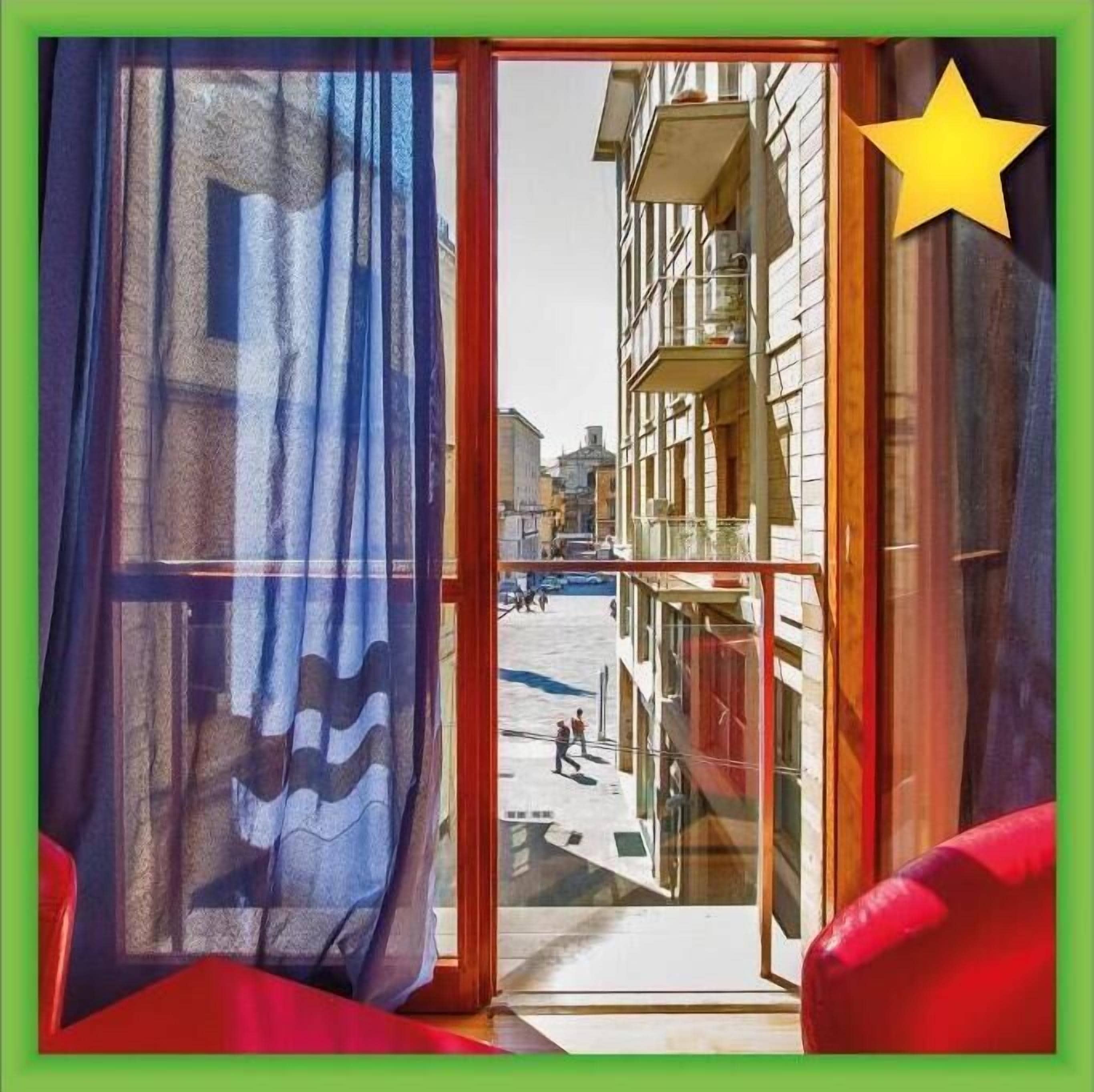 Una habitación con vistas a una calle, un adorno con forma de estrella y una cortina.