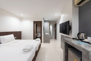 Superior Premium Twin Room | Cofres nos quartos, escrivaninha, espaço de trabalho para notebook