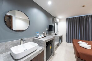 Living area - Grand Alpine Hotel (Bangkok)