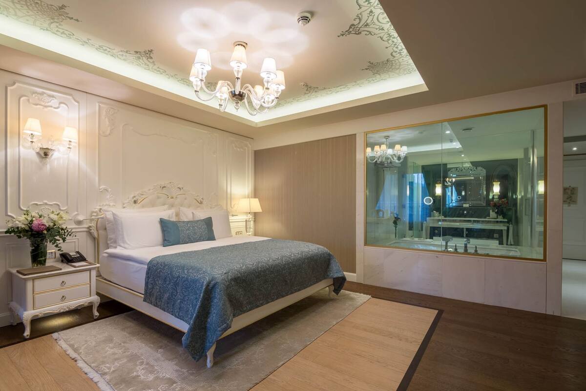 Luxury Evergreen Suite with Lounge Access | Minibar, safe på rommet, skrivebord og blendingsgardiner