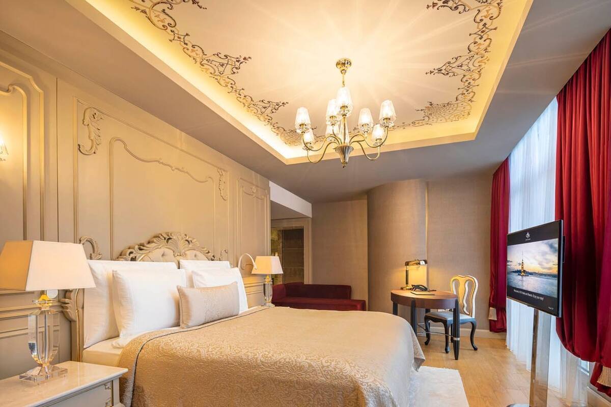 Luxury Suite With City View and Lounge A | Minibar, safe på rommet, skrivebord og blendingsgardiner