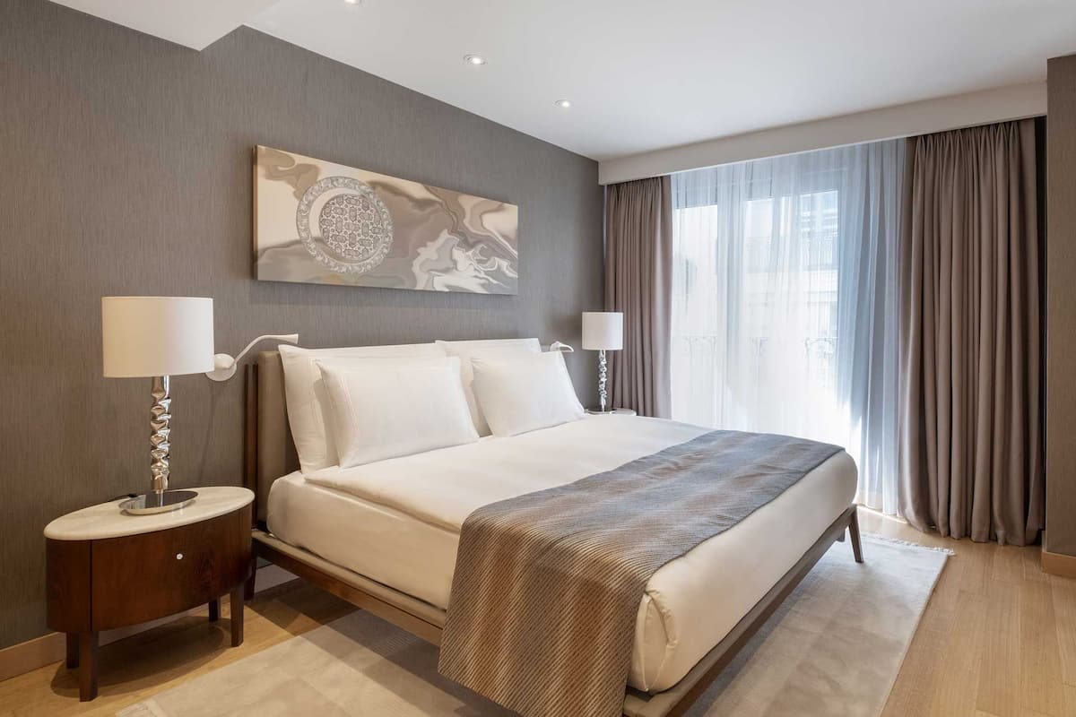 1 quarto, frigobar, cofres nos quartos, escrivaninha