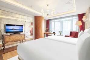 Minibar, in-room safe, desk, blackout curtains - CVK Park Bosphorus Hotel Istanbul (Istanbul)