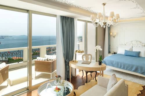 Terrace Suite with Bosphorus View Lounge Access | Minibar, caja de seguridad en la habitación y escritorio