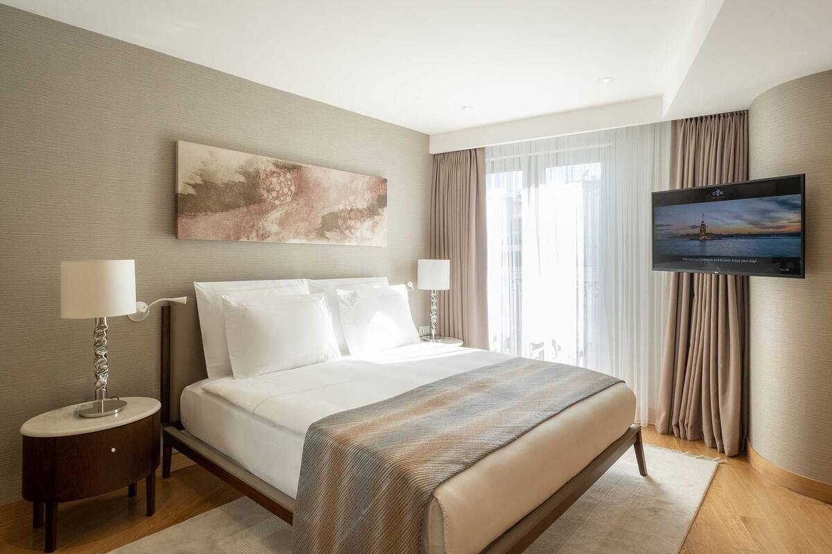 Park Bosphorus Three Bedroom Residence with Garden Terrace | Minibar, safe på rommet, skrivebord og blendingsgardiner