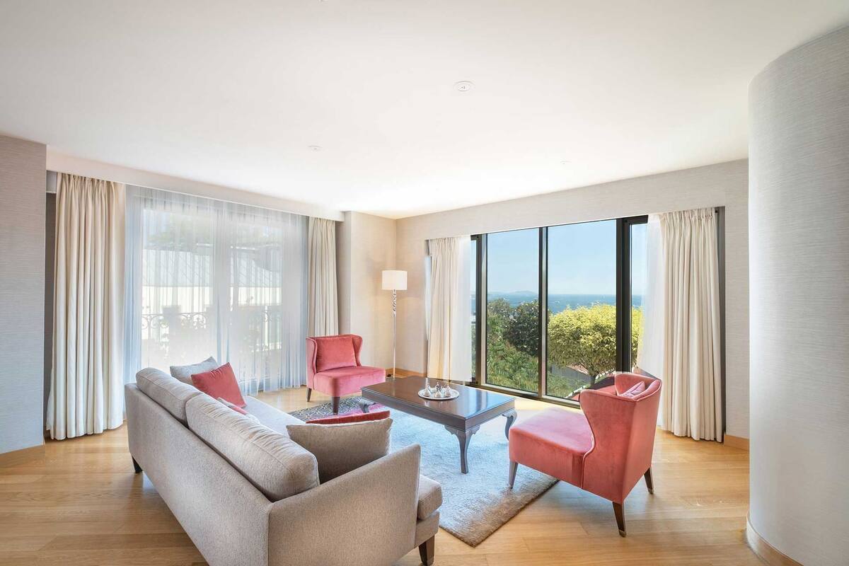 Park Bosphorus Three Bedroom Residence with Bosphorus View | Oppholdsområde | En 43-tommers LCD-TV med Parabol-TV samt TV
