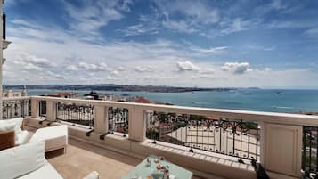 Terrace Suite with Bosphorus View Lounge Access | Näkymä huoneesta