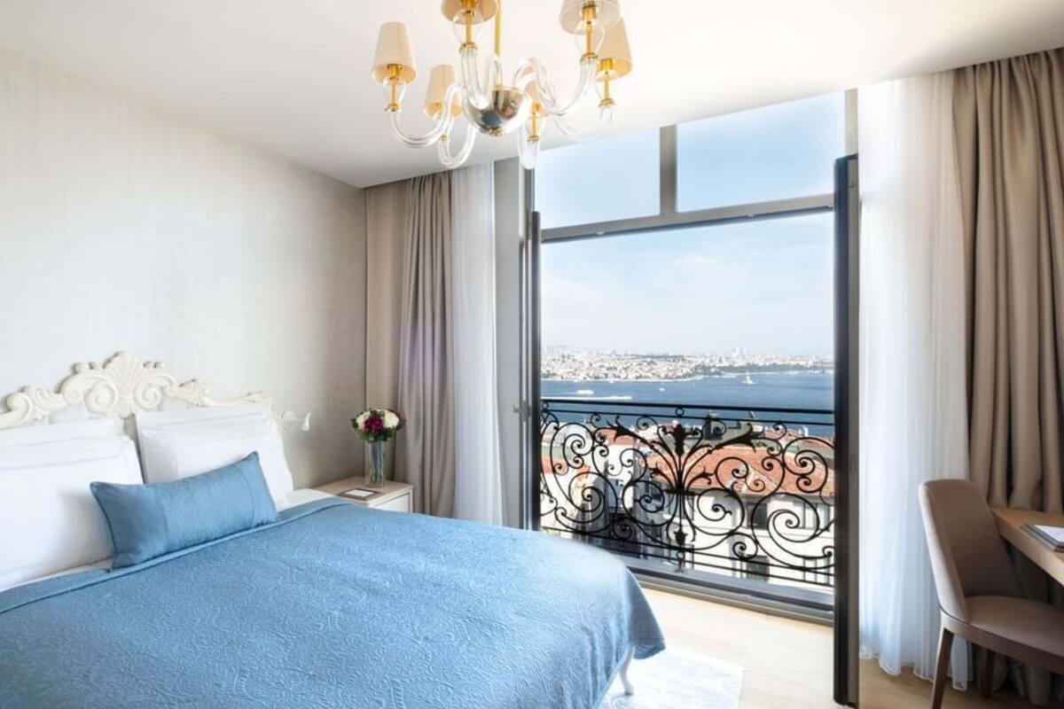Executive Suite With Bosphorus View Lounge Access | Minibar, safe på rommet, skrivebord og blendingsgardiner