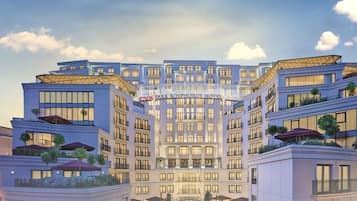 Majoituspaikan julkisivu illalla/yöllä