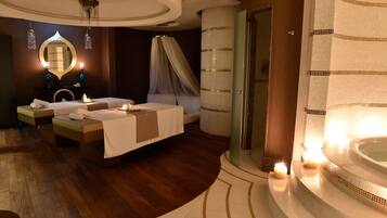Behandelingskamers voor koppels, een sauna, een stoombad