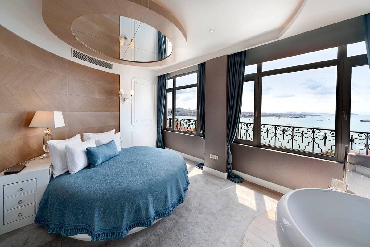Corner Suite with Bosphorus View Lounge Access | Minibar, safe på rommet, skrivebord og blendingsgardiner