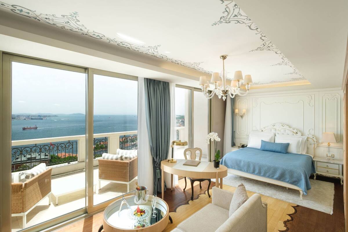 Terrace Suite with Bosphorus View Lounge Access | Minibar, safe på rommet, skrivebord og blendingsgardiner