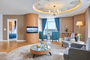 Corner Suite with Bosphorus View Lounge Access | Olohuone | 43–tuumainen LCD-televisio, jossa satelliittikanavat