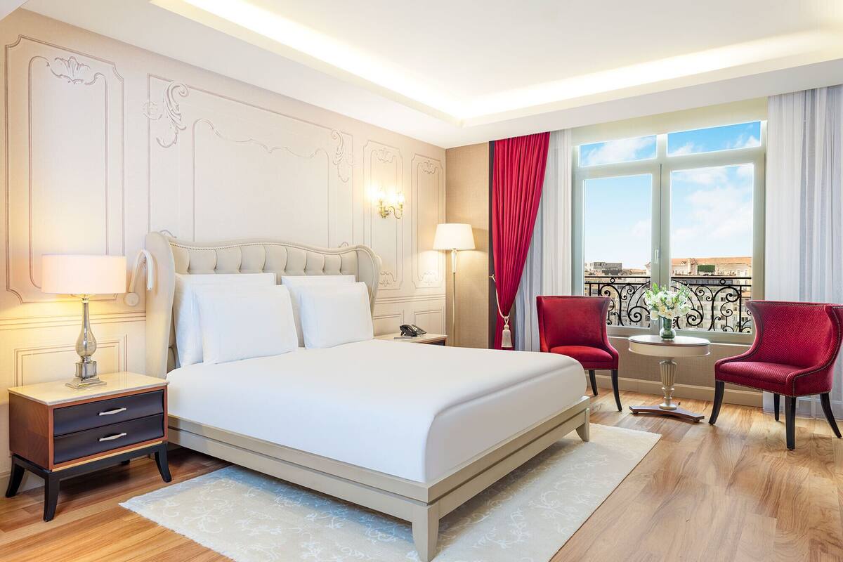 Executive Room with City View | Minibar, safe på rommet, skrivebord og blendingsgardiner