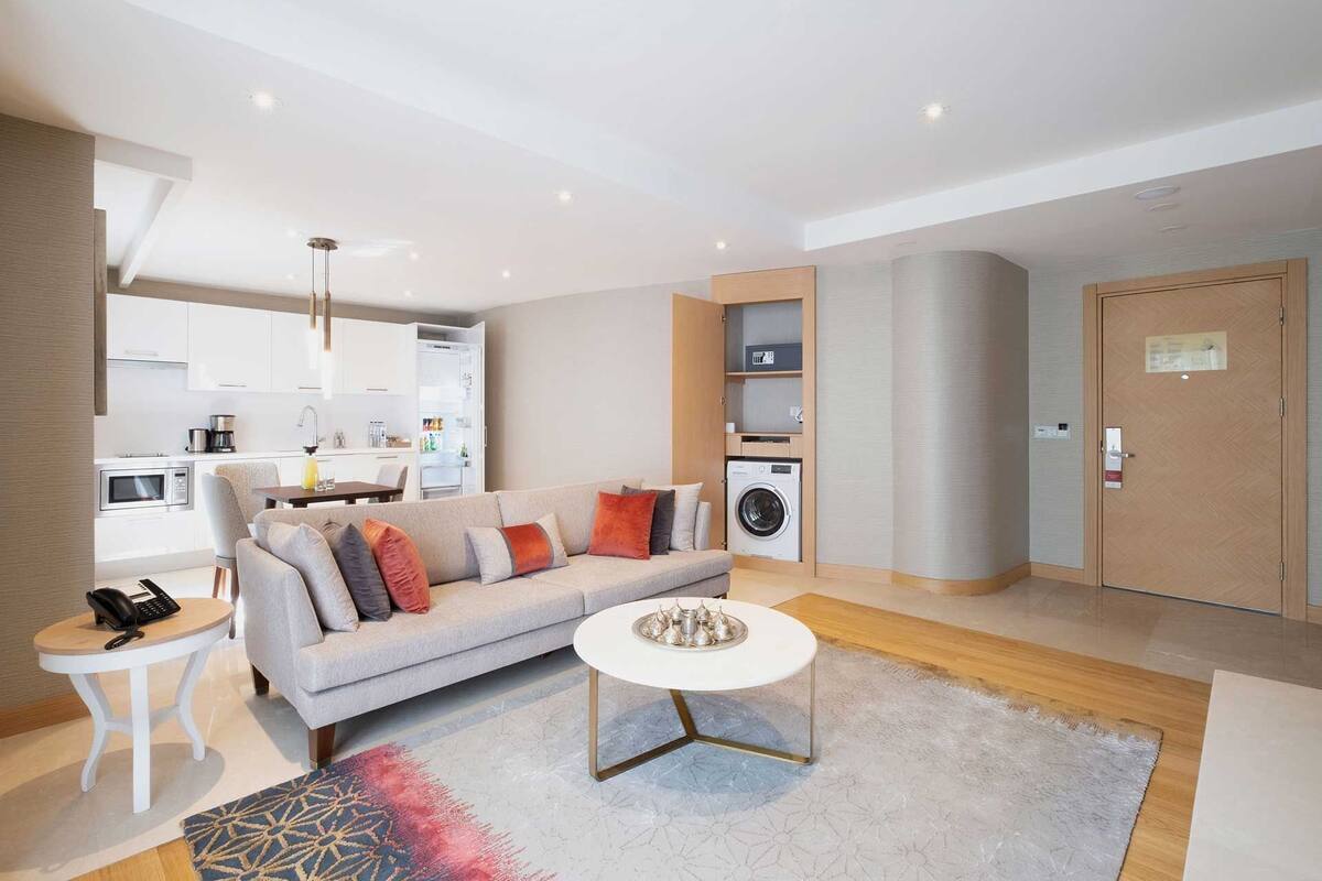 Park Bosphorus One Bedroom Residence with City View | Oppholdsområde | En 43-tommers LCD-TV med Parabol-TV samt TV