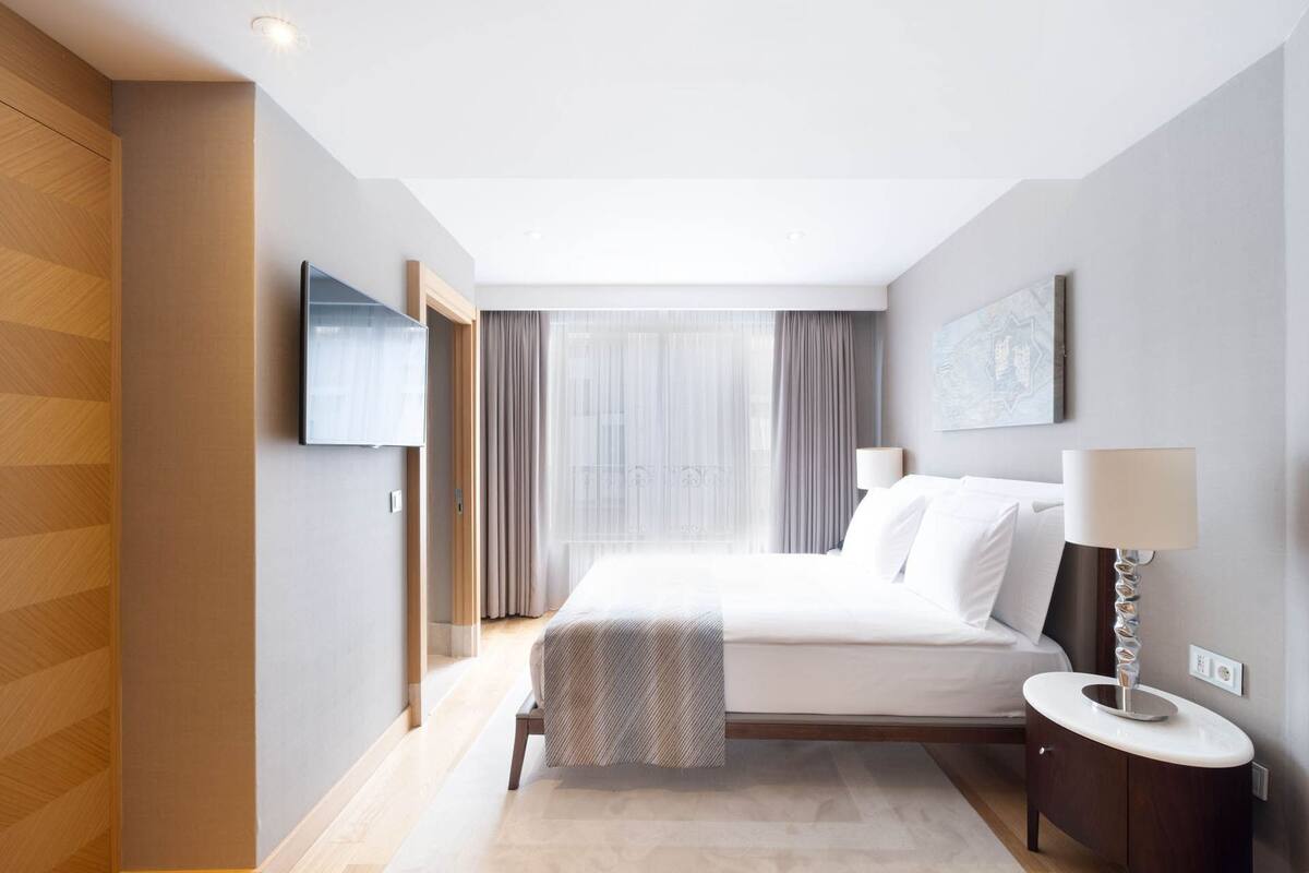 Park Bosphorus Three Bedroom Residence with City View | Minibar, safe på rommet, skrivebord og blendingsgardiner
