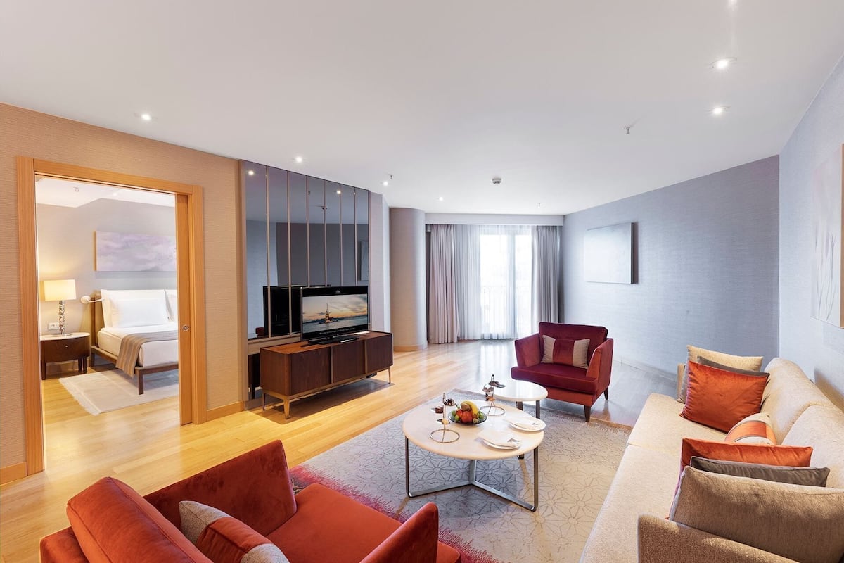 Park Bosphorus One Bedroom Residence with Bosphorus View | Area soggiorno | TV LCD 43 pollici con canali satellitari, TV