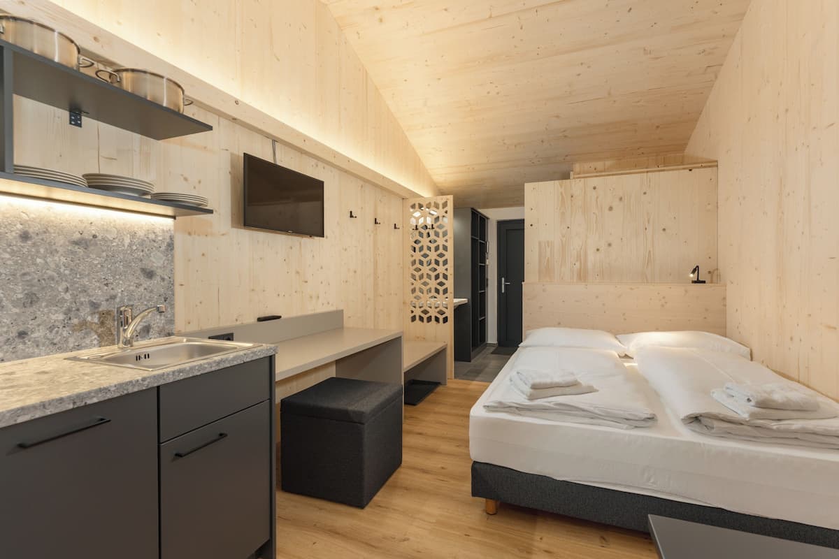 Desk, soundproofing, free WiFi, bed sheets