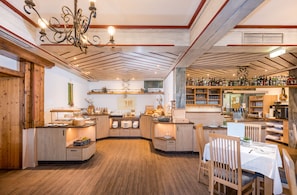 Päivittäinen buffetaamiainen (21 EUR per henkilö)