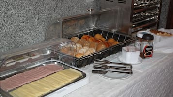 Breakfast (EUR 5.00 per person)