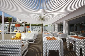 Breakfast and lunch served, pool views  - Ibiza Sun Apartments (Sant Josep de sa Talaia)