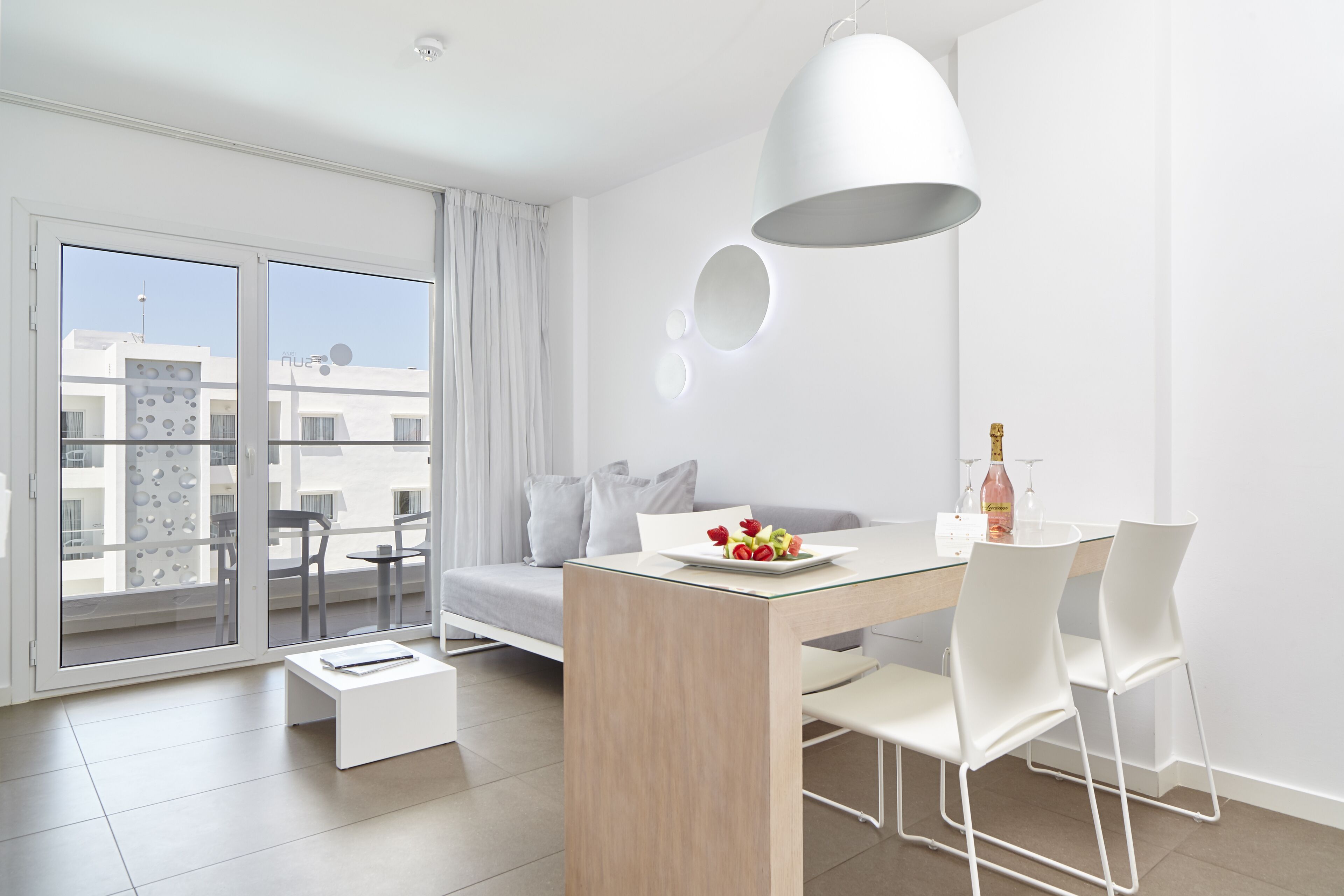 Suite Junior | 1 chambre, coffres-forts dans les chambres, rideaux occultants