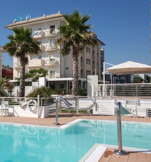 Tæt på stranden, hvidt sand, badehåndklæder, massage på stranden