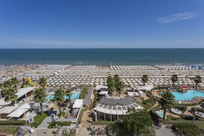 Una playa cerca, arena blanca, toallas de playa, masajes en la playa