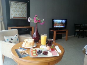 Deluxe Apartment, City View | Makan dalam bilik
