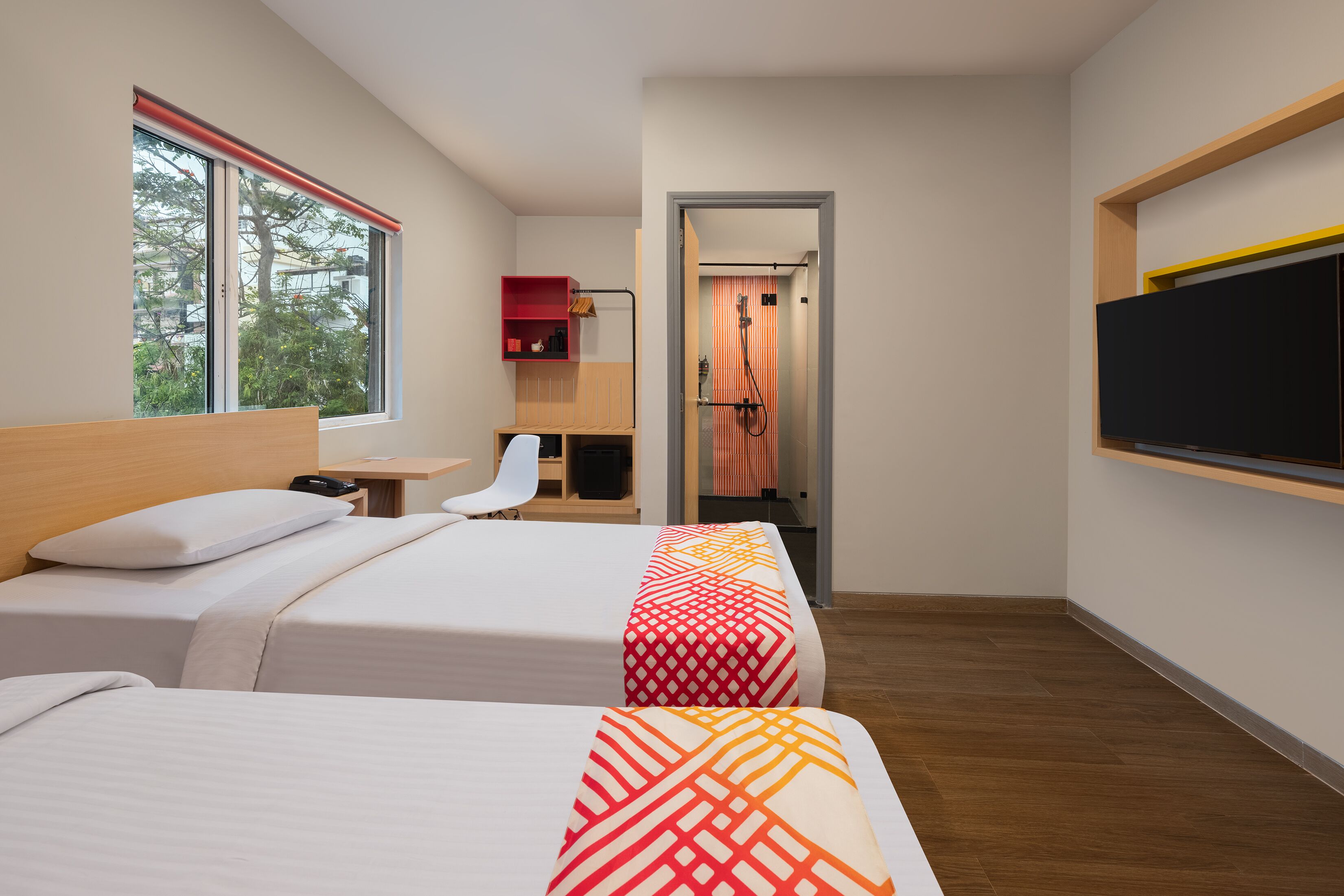 Minibar, caja de seguridad en la habitación y escritorio 