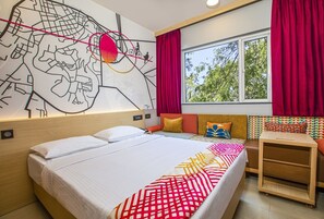 奢华双人房 | 迷你吧、客房内保险箱、办公桌、笔记本电脑工作区