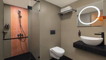 Douche, douche à « effet pluie », articles de toilette gratuits