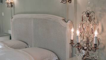 Romantic Room | Minibar, in-room safe, individually decorated, individually furnished