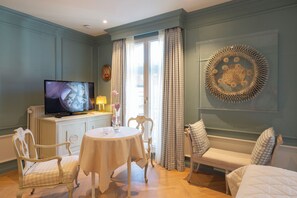 Rom – deluxe | Minibar, safe på rommet, individuelt dekorert og individuelt innredet