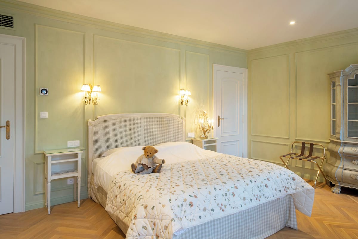 Romantic Room | 1 bedroom, minibar, in-room safe, individually decorated